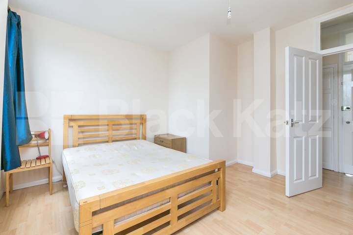 Top floor 3 bedroom apartment located within easy reach of local amenities  Annette Road, Holloway